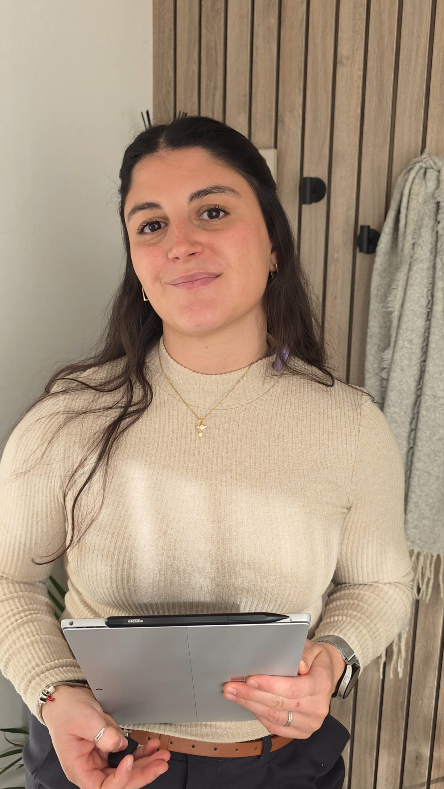 Micaela Bertola sosteniendo una tablet