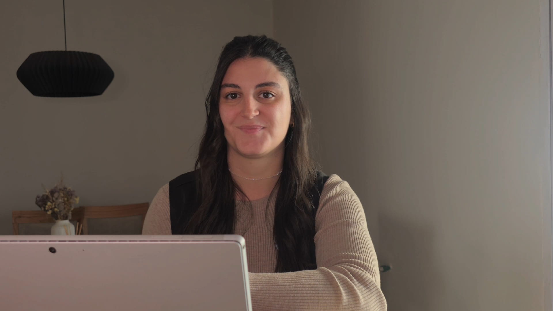 Micaela Bertola trabajando en su escritorio